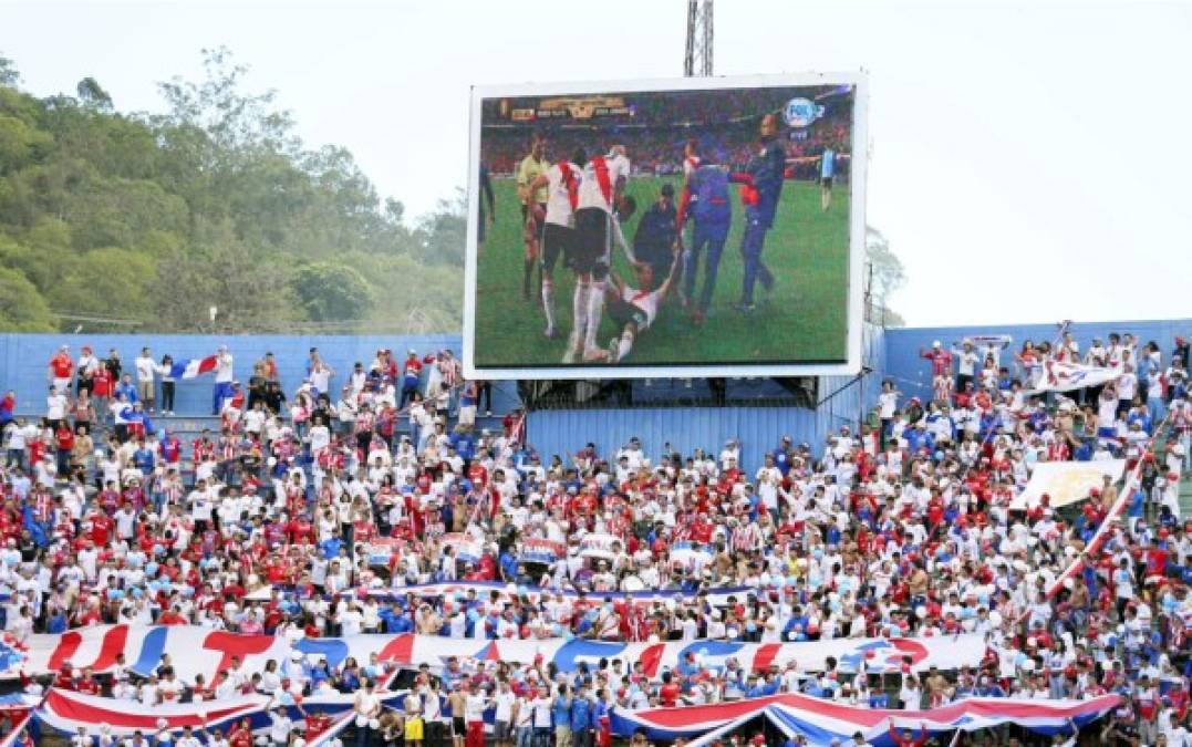 Antes de que iniciara el partido Olimpia-Motagua, en las pantallas del estadio Nacional presenciaron los últimos minutos de la final River-Boca de la Copa Libertadores.