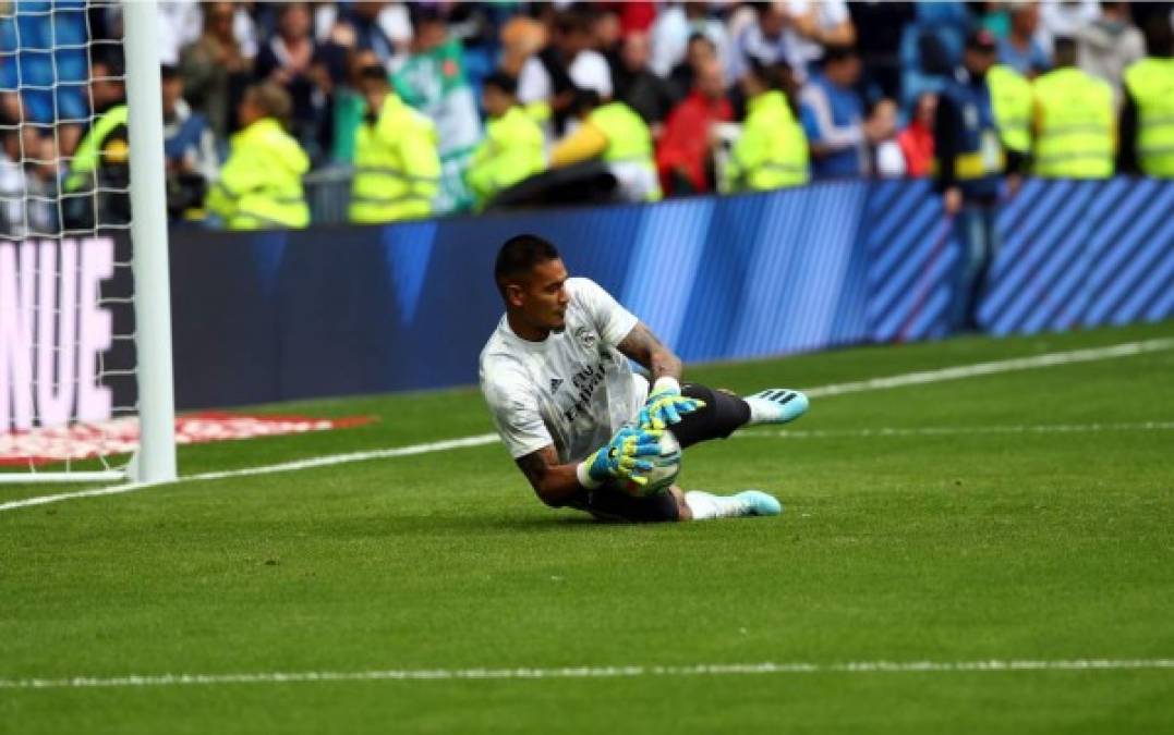 Alphonse Aréola durante el calentamiento del Real Madrid. El portero francés es el más reciente fichaje blanco.