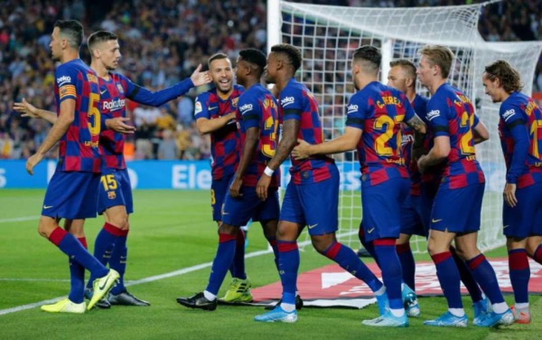 El Barcelona sin Messi, goleó 5-2 al Valencia en duelo de la jornada 4 de la Liga de España. Mira las imágenes más curiosas del encuentro, el niño que se lució en el Camp Nou y la reacción de Messi desde las graderías. Fotos AFP.