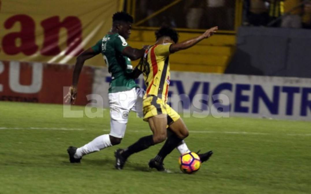 Y llegó la acción polémica. Bryan Barrios le metió la pierna a Iván López y éste cayó al área. El árbitro pitó penal.