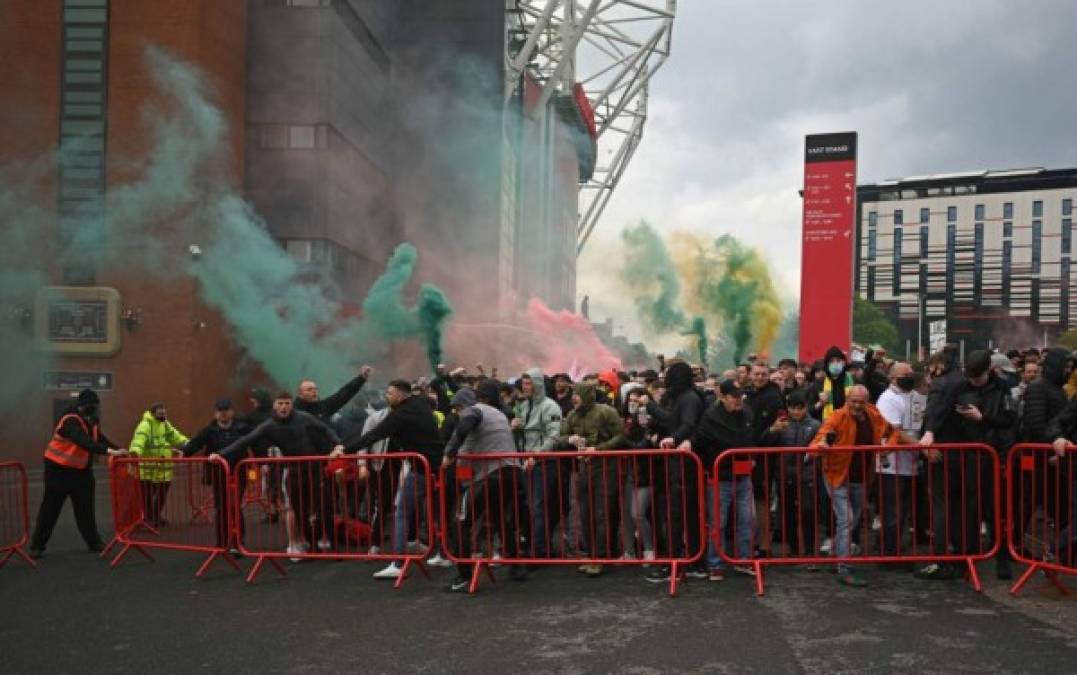 Los fanáticos se presentaron en Old Trafford para protestar contra la propiedad de Glazer con pancartas y bengalas. Derribaron barreras para forzar su camino hacia el suelo y se abrieron paso hacia el campo antes de uno de los juegos más importantes de la temporada.