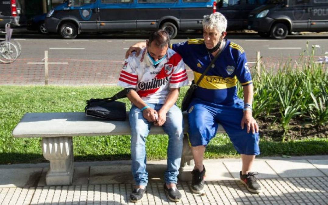 El desconsuelo de estos aficionados argentinos por la muerte de Maradona.