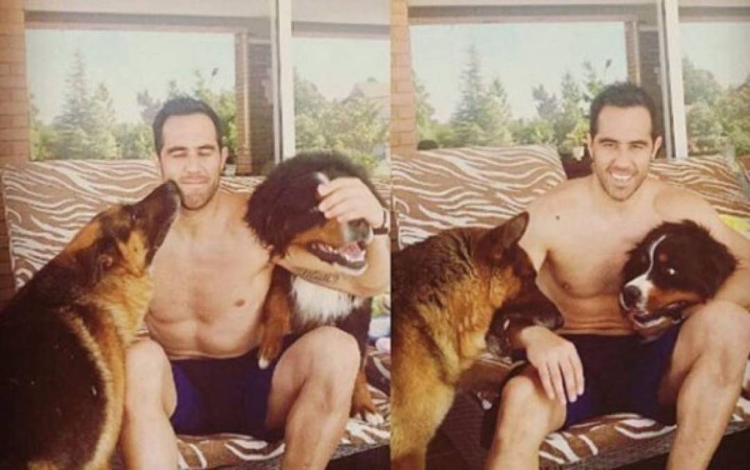 Claudio Bravo y sus dos perros Yago y Luther.