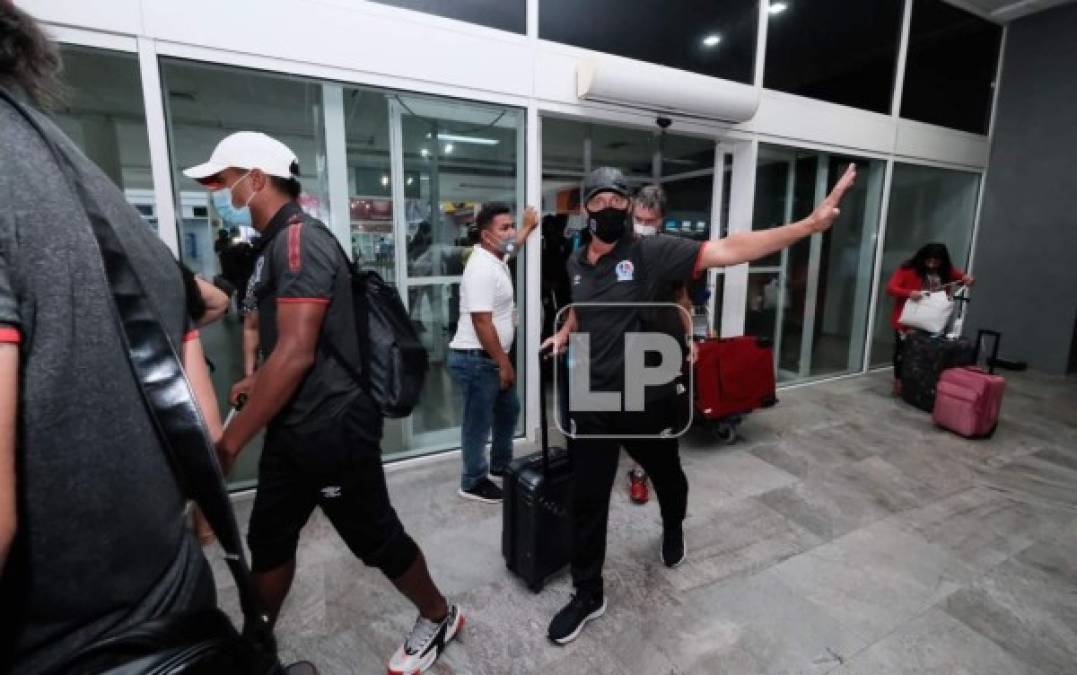 Pedro Troglio saludando a los aficionados del Olimpia a su salida de la terminal aérea.
