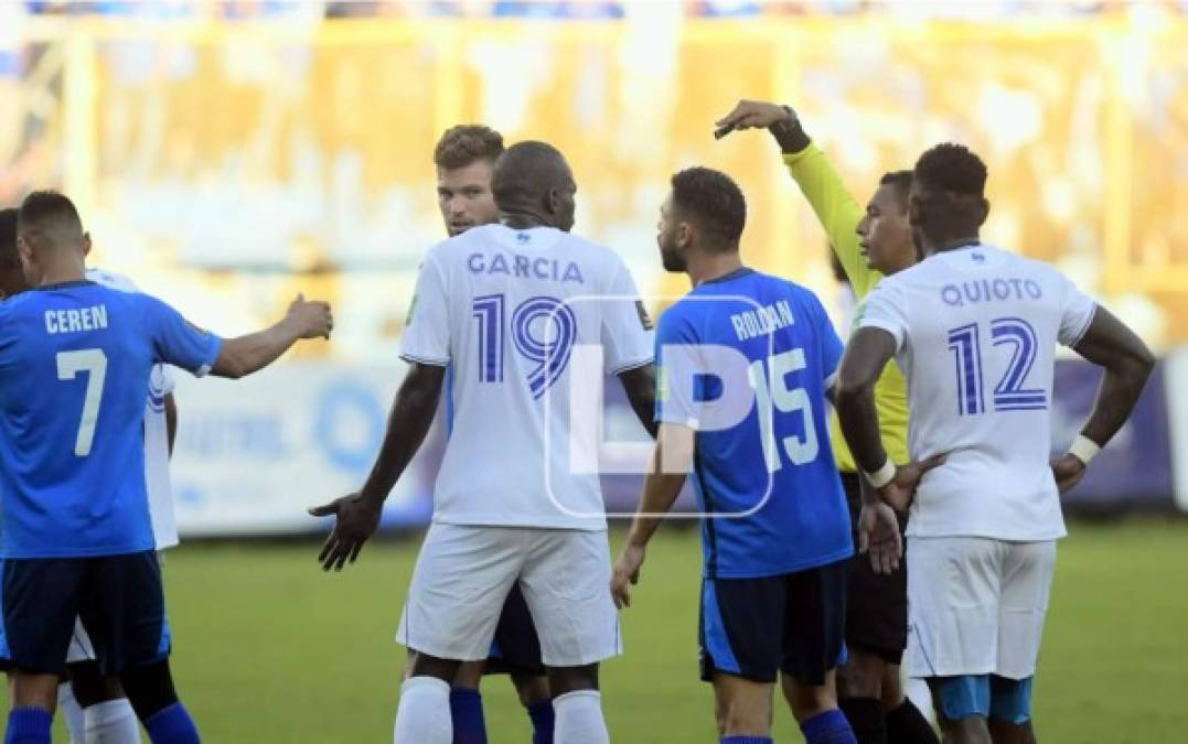 Los reclamos entre jugadores de Honduras y El Salvador con el árbitro guatemalteco Walter López.