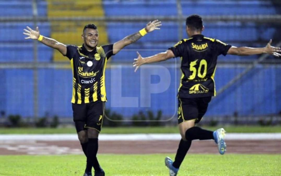 Mario Martínez, que dio la asistencia del gol, celebrando con Júnior García.