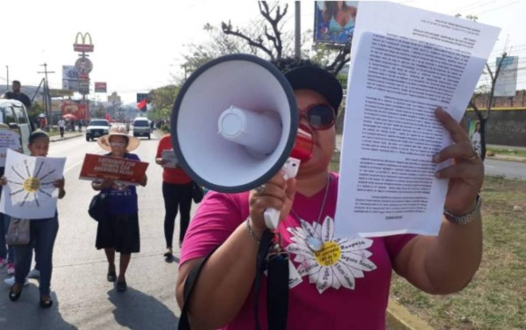 Los manifestantes lanzaron fuertes críticas al gobierno de Juan Orlando Hernández.