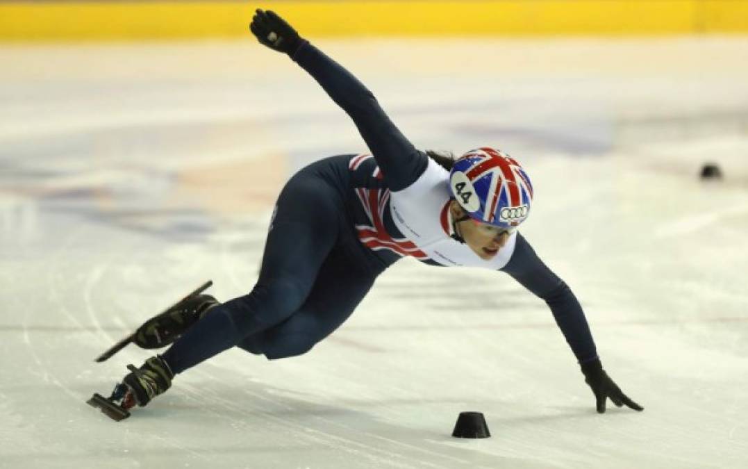 Patinaje de velocidad.<br/>Ataque en la pista. La británica Charlotte Gilmartin realiza su enorme demostración en la pista corta de Inglaterra, evento donde buscan los tiempos para clasificar a los Juegos Olímpicos de Invierno en PyeongChang, Corea del Sur.