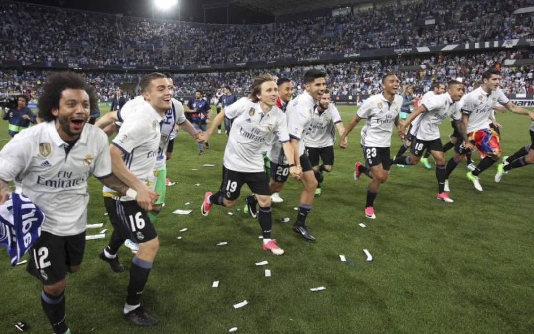 Real Madrid's players celebrate the opening goal during the UEFA Champions League group G football match between Real Madrid CF and AS Roma at the Santiago Bernabeu stadium in Madrid on September 19, 2018. / AFP PHOTO / GABRIEL BOUYS