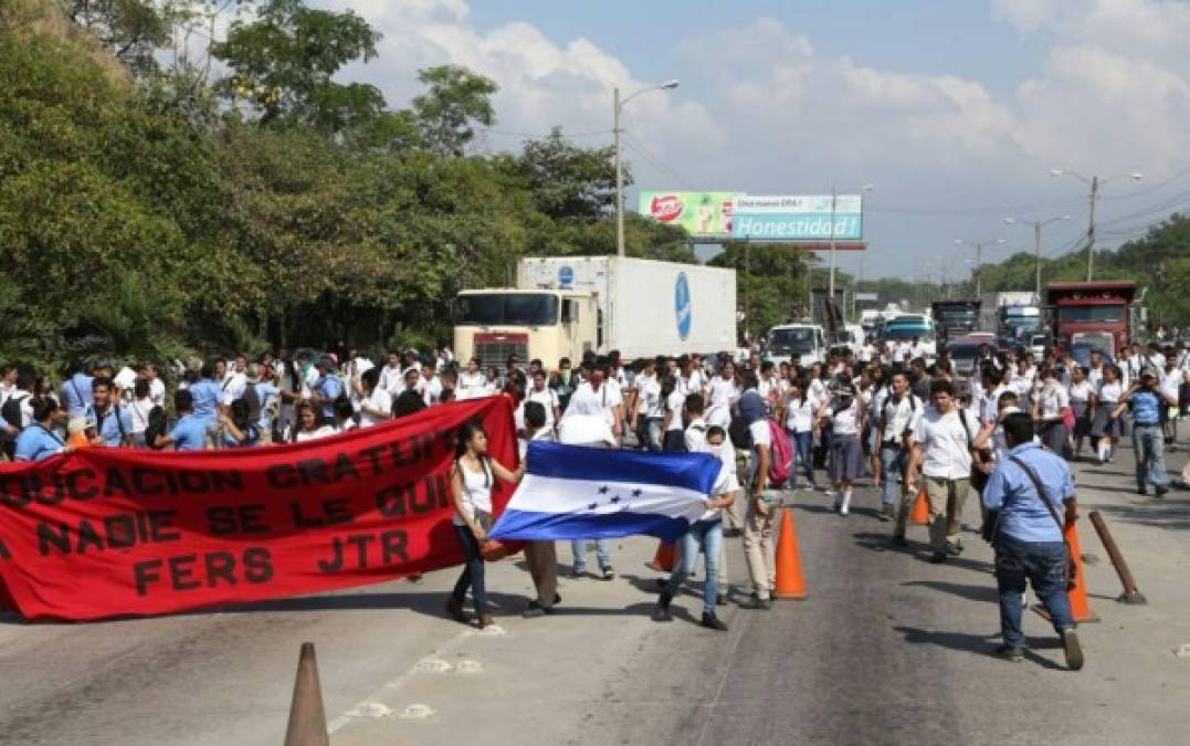 Los alumnos del Reyes también protestan contra las muertes de estudiantes que participaron en las manifestaciones en Tegucigalpa.