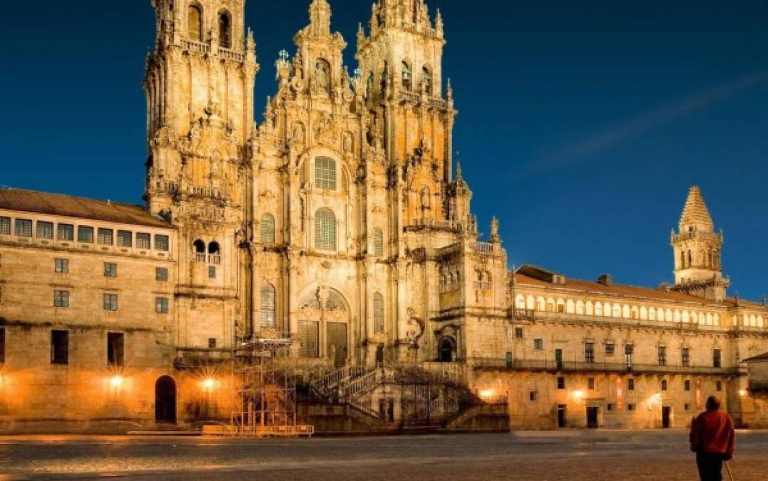 Santiago de Compostela, España: Es una ciudad joven y divertida: un tercio de su población lo componen estudiantes universitarios.<br/><br/>Cuenta con una oferta cultural y de ocio que dura todo el año, con programaciones anuales en el Auditorio de Galicia, en salas de teatro, en museos y en las calles y plazas de la ciudad.<br/> <br/>Es una ciudad hermosa y de gran valor histórico y artístico. Cuenta con uno de los cascos históricos más grandes y mejor conservados de España. Está rodeada por un extenso conjunto de parques y zonas verdes de fácil acceso y muy bien integrados en la ciudad.