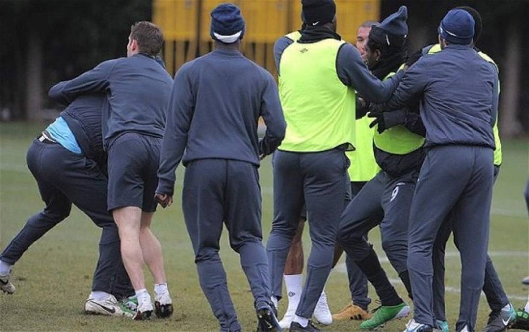 Adebayor vs Kolo Touré (Manchester City, 2011)<br/><br/>En un entrenamiento, Adebayor reaccionó con furia a una dura entrada de Touré. Ambos se enzarzaron en una pelea y varios compañeros tuvieron que separarles