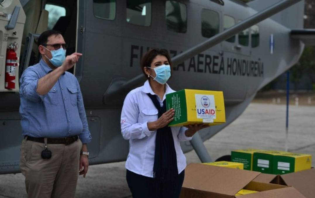 El Ministro de Relaciones Exteriores de Honduras, Lisandro Rosales recibió los 8,000 kits de pruebas de diagnóstico donados por la Agencia de los Estados Unidos para el Desarrollo Internacional (USAID) y la Organización Internacional para las Migraciones (OIM) a Honduras para combatir la pandemia de coronavirus COVID-19. AFP