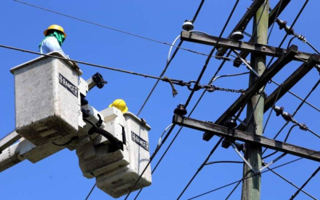 Más de 15 zonas de San Pedro Sula no tendrán el servicio de energía eléctrica este jueves por nueve horas. Las colonias y barrios afectados de 7:00 am a 3:00 pm serán: Río de Piedras, Los Andes, Colonia Moderna, El Malecón, Bella Vista, Juan Lindo, Meramelinda, Gracias a Dios, Montecarlo, Orquídea Blanca, La Mora, Zerón y la colonia Mazzarello. De 8:10 am a 2:15 pm personal de la Empresa de Energía Honduras hará trabajos de corte de árboles por los que durante ese tiempo no tendrían el servicio en las colonias Bella Vista, Juan Lindo, Residencial Potosí, Gracias a Dios y aldea Santa Ana.