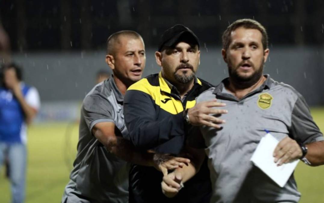 El entrenador aurinegro Martín 'Tato' García detuvo a su cuerpo técnico.