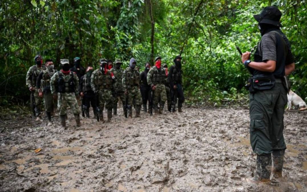 Guerreros recién incorporados se están entrenando en esta selva de ríos caudalosos. Son negros e indígenas voluntarios y ninguno tiene menos de 16 años, subraya el ELN. Las autoridades denuncian, en cambio, el reclutamiento de menores a la fuerza.