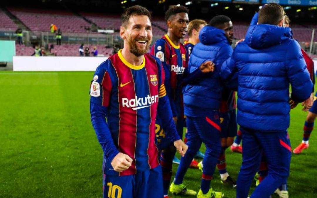 Los representantes del Sevilla coincidieron en el túnel de vestuarios con la mayoría de jugadores azulgrana, que retrasaron su entrada al vestuario al quedarse en el césped celebrando el pase a la final de Copa del Rey.