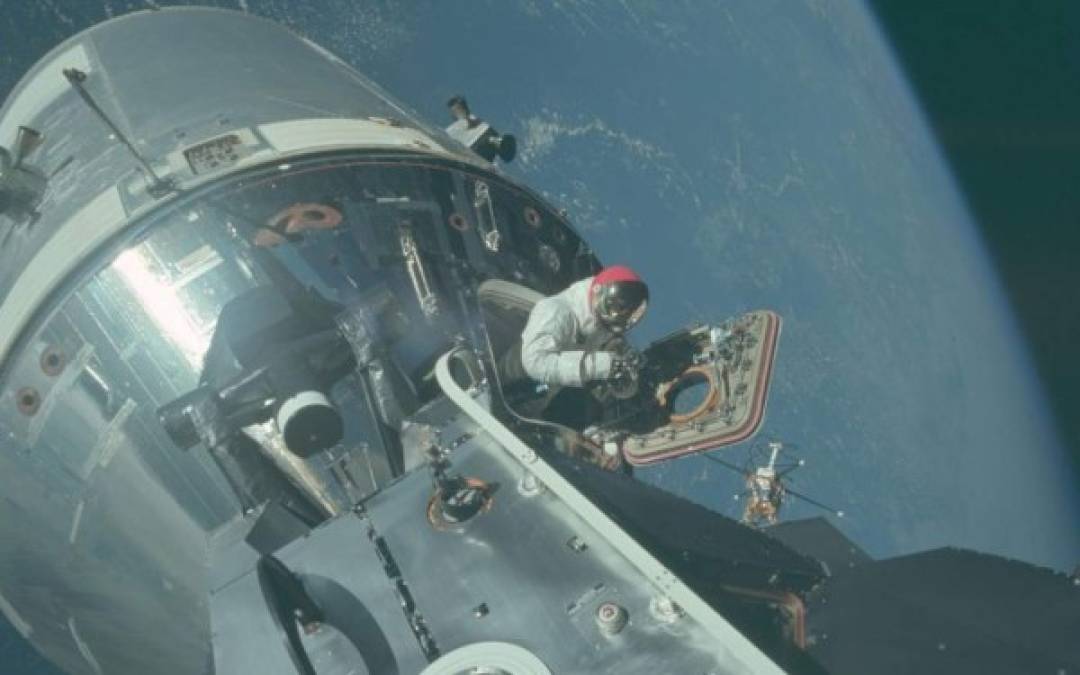 Un astronauta sale por una de las escotillas durante una misión de Apolo 17.