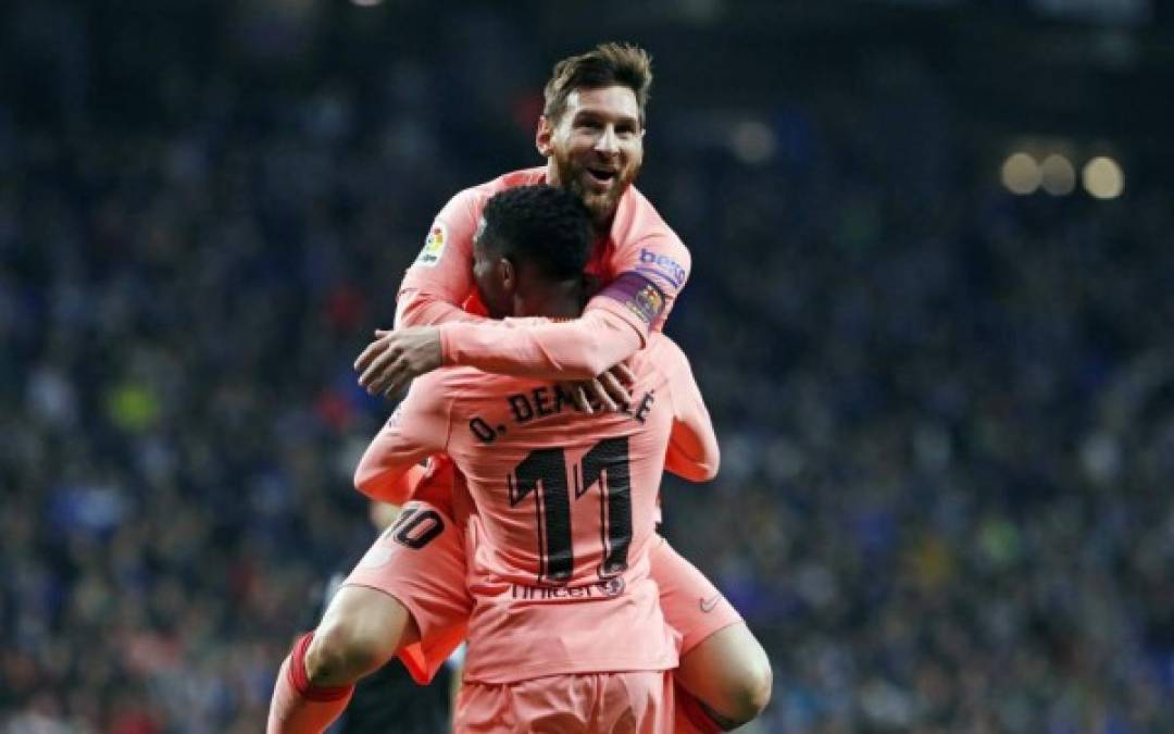 Messi se fue encima de Dembélé para celebrar el gol del francés.