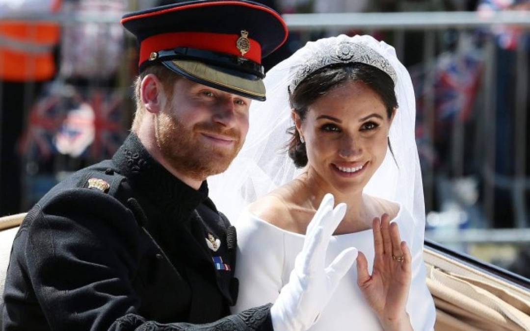 La prensa británica aplaudió el compromiso, viendo en Meghan un soplo de aire fresco para la familia real: una mujer dueña de su propia carrera y que podría aportar un toque de modernidad a una institución presa de la tradición.