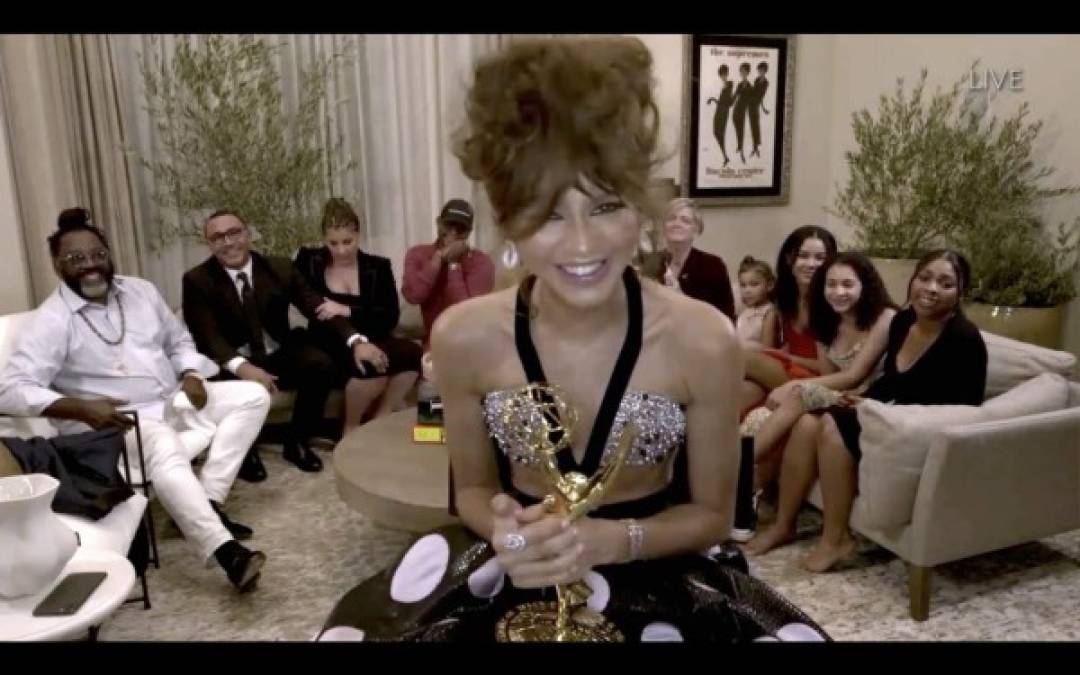 Zendaya hizo historia en los Emmy. La protagonista de 'Euphoria', de la cadena HBO, se alzó con el galardón a mejor actriz en una serie de drama con tan solo 24 años, lo que la convierte en la actriz más joven en ganar dicha categoría tras romper el récord de Jodie Comer marcado el pasado año, cuando venció por 'Killing Eve' con 26 años de edad. De este modo, Zendaya logró también ser la segunda mujer negra en ganar esta estatuilla tras la victoria de Viola Davis en 2015.