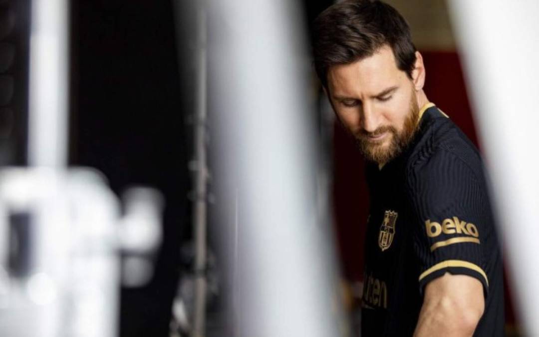 Messi se mostró encantado con la nueva camiseta del Barcelona.