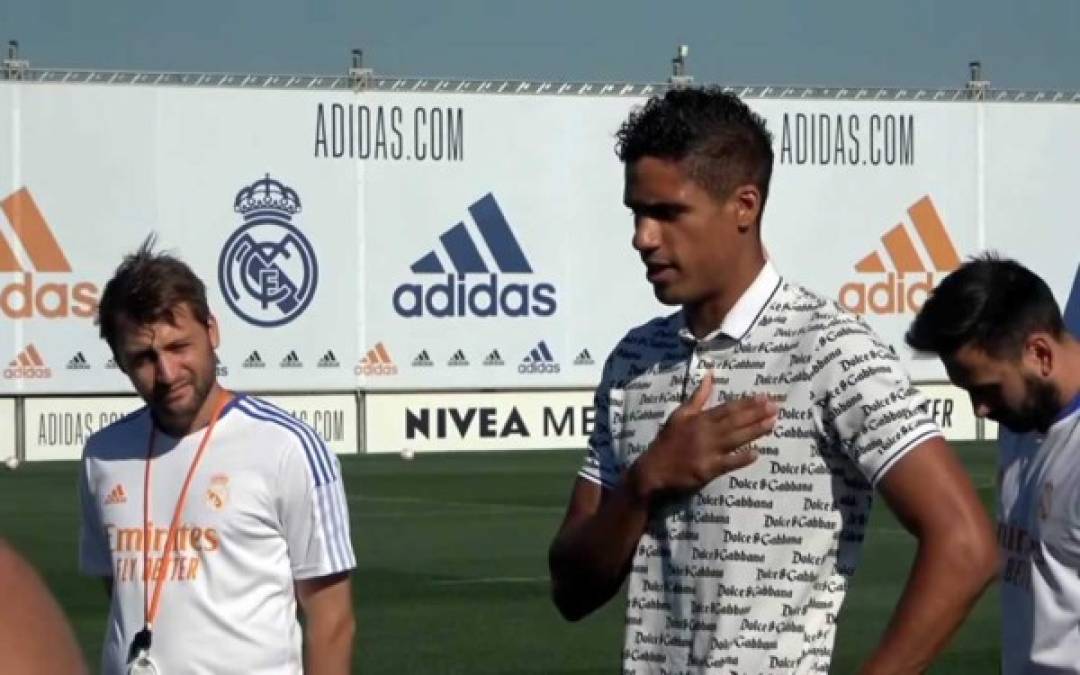 “Gracias a todos, han sido 10 años. Les deseo el bien a todos, de salir como yo, con el sentimiento de haberlo dado todo, de haber vivido momentos únicos”, comenzó su discurso Varane ante sus ahora excompañeros.