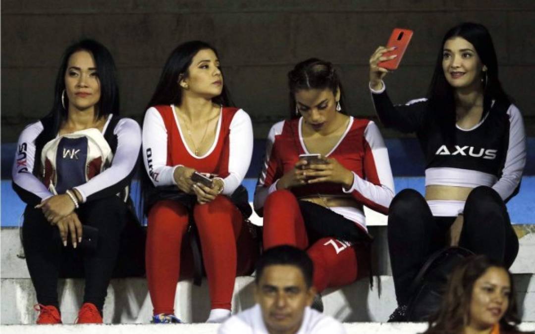 Estas bellezas adornaron las gradas del estadio Morazán.