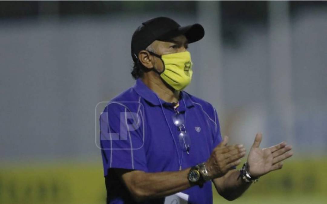 Raúl 'El Potro' Gutiérrez, entrenador del Real España, aplaudiendo a sus jugadores.