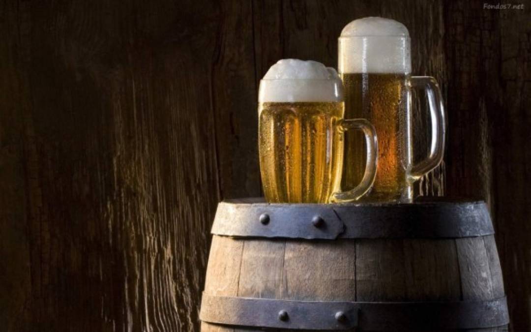 Por insólito que parezca, la cerveza tiene sustancias que ayudan a nuestro organismo en diferentes funciones;sin embargo, para lograr sus beneficios se recomienda consumirla con moderación. Expertos indican que uno o dos vasos de cerveza al día pueden mejorar nuestra salud, pero hacerlo en exceso puede causarnos problemas hepáticos,trastornos reproductivos, daño prenatal, entre otros.<br/>