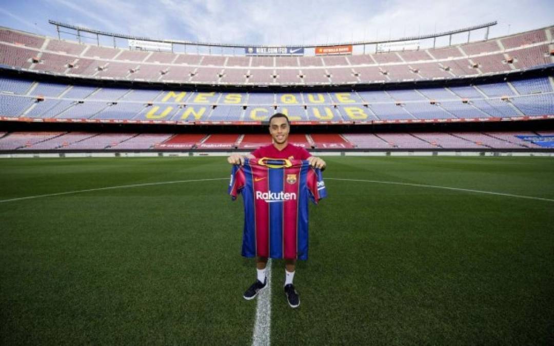 Sergiño Dest posando con la camiseta del Barcelona en el Camp Nou.