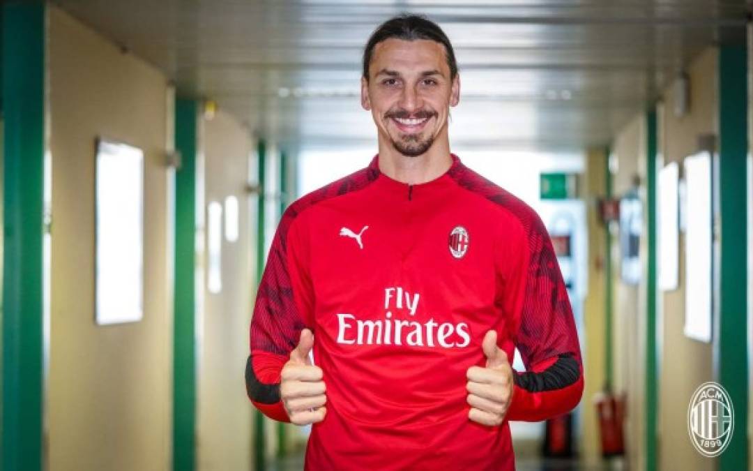 Zlatan Ibrahimovic posa con la equipación de entrenamiento del Milan tras pasar el reconocimiento médico.