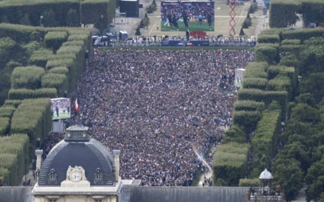 Esta gran multitud de franceses fue fotografiada desde el observatorio panorámico de la Torre Montparnasse, París.