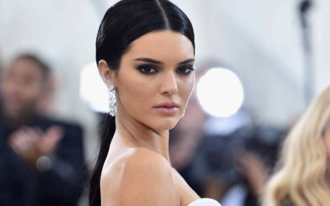 Kendall Nicole Jenner es una modelo, empresaria y personalidad de televisión estadounidense.​ En 2017 se convirtió en la modelo mejor pagada del mundo, según Forbes, con ganancias de 22 millones de dólares, destronando a Gisele Bündchen quien venía liderando la lista desde 2004.​