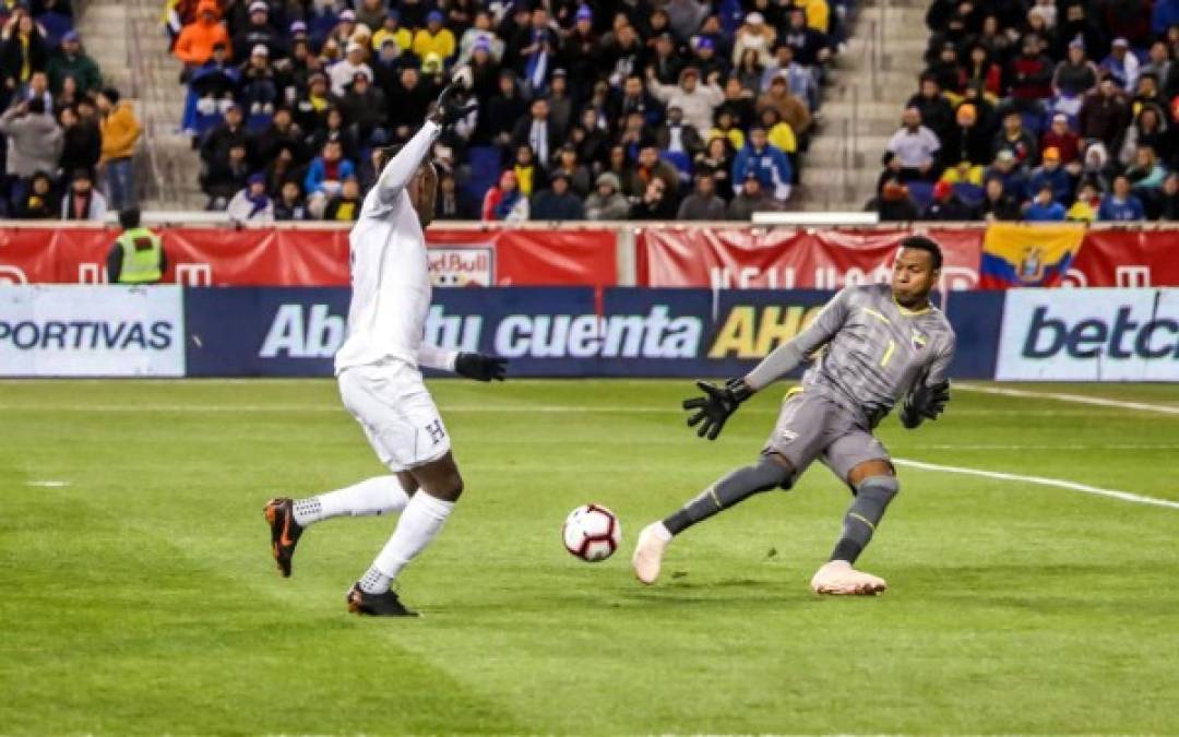 Alberth Elis tuvo la más clara del partido para Honduras en este mano a mano con el portero de Ecuador, Máximo Banguera.