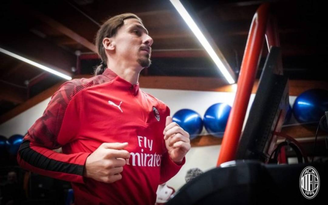 Zlatan Ibrahimovic pasando el reconocimiento médico con el club 'rossonero'.