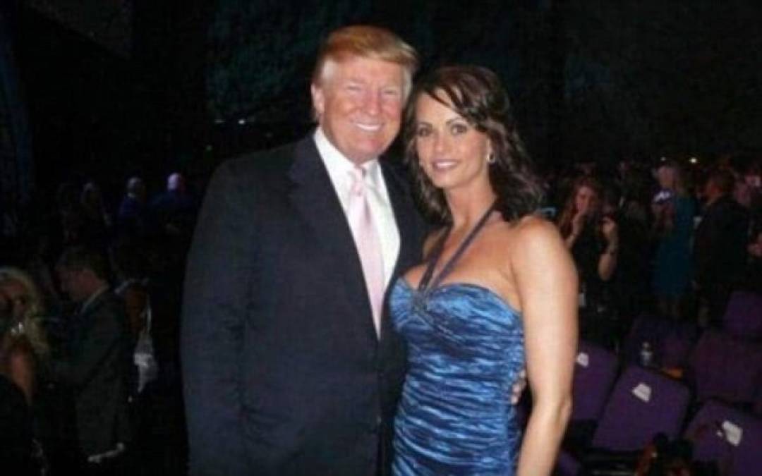 La famosa modelo conoció a Donald Trump en 2006, poco después de que la esposa del magnate, Melania, diera a luz a su hijo Barron.<br/><br/>McDougal dijo que inició una relación casi de inmediato con Trump continuó por unos 10 meses, y que le puso fin en abril del 2007 debido a que se sentía culpable. Recordó haber viajado a encontrarse con Trump en sus propiedades de Nueva York, Nueva Jersey y California, y dijo que tuvo relaciones sexuales con él 'varias docenas de veces'.<br/><br/>