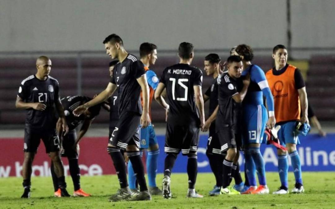 Los jugadores mexicanos se felicitan luego de la victoria en el Rommel Fernández.