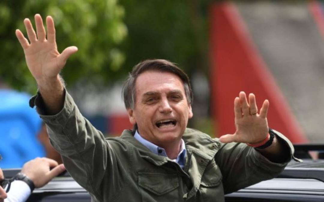 9. Bolsonaro, el clon de Trump llega al poder.<br/><br/>Jair Bolsonaro se dio a conocer más por sus exabruptos misóginos, racistas y homófobos que por sus proyectos como diputado, pero la ambición de este exmilitar, buscador de oro en sus horas libres, lo llevó a alcanzar el tesoro más valioso de su carrera: la presidencia de Brasil.<br/><br/>El ultraderechista, de 63 años, conquistó el voto de 57 millones de brasileños en la contienda de octubre pasado (55%) contra el izquierdista Fernando Haddad; y su fuerza política, el hasta entonces minúsculo Partido Social Liberal (PSL), se convirtió en la segunda mayor representación en el Congreso. Defensor de la dictadura (1964-1985) y de sus métodos de tortura, Bolsonaro se presenta como el gobernante de mano dura capaz de regenerar un país agotado por los escándalos de corrupción, la violencia y la crisis económica.<br/><br/>Al presidente electo se le conoce como “el Donald Trump brasileño” por su retórica incendiaria. A comienzos de septiembre estuvo a punto de morir cuando recibió una puñalada en el abdomen durante un mitin y que lo llevó a cerrar su campaña desde el hospital. El próximo 1 de enero asumirá la presidencia de Brasil en un nuevo capítulo de la democracia en el gigante de Sudamérica.