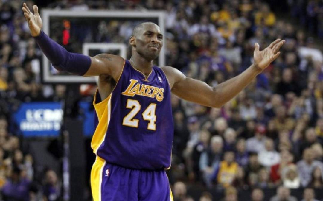 Los padres de Kobe Bryant no apoyaron al legendario jugador de la NBA cuando decidió quedarse. Luego vendieron algunos de sus implementos y tampoco estuvieron en el partido de despedida que tuvo el deportista.