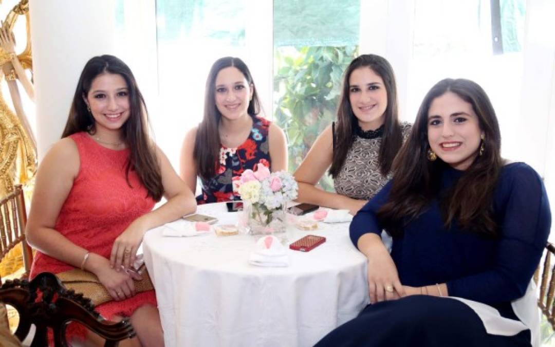 Andrea, Valeria y Gabriela Simón con Monique Massu.