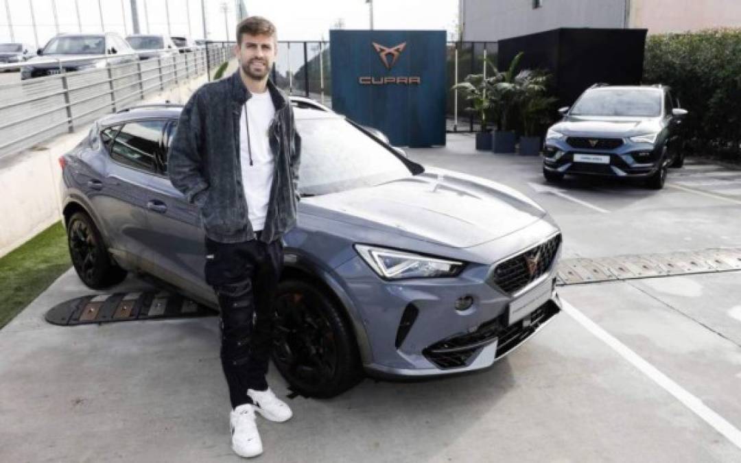 El defensor Gerard Piqué ha estado ausente por lesión, pero eso no le impidió para ir a recibir su nuevo automóvil.