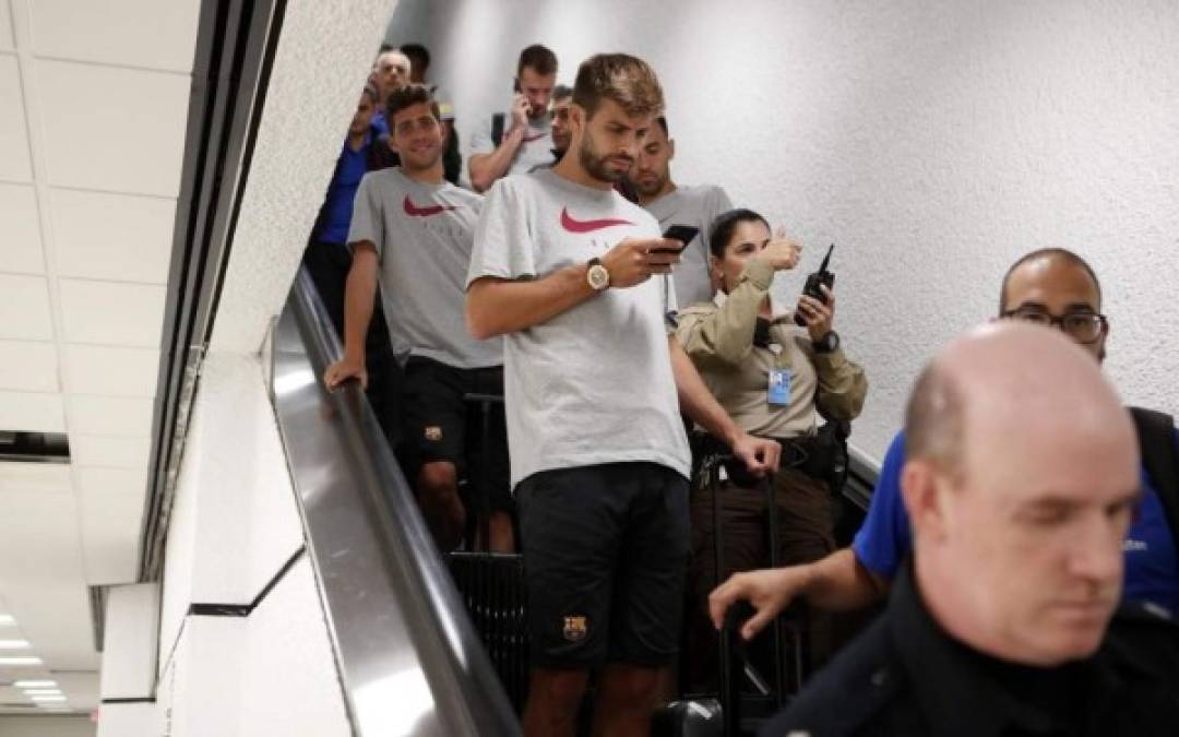 Gerard Piqué y Sergi Roberto fueron de los primeros en salir del avión en Miami y se mostraron entusiasmados por estar en América.