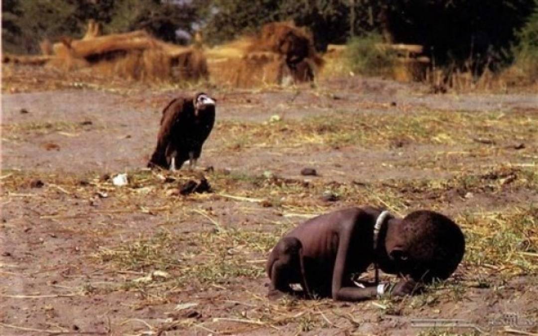 Ganadora de un premio Pulitzer, esta imagen captada en 1993 en el sur de Sudán, muestra a una niña desnutrida con un buitre al acecho en el fondo. La foto fue tomada por el reportero Kevin Carter que se suicidó un año después de haber captado la gráfica.