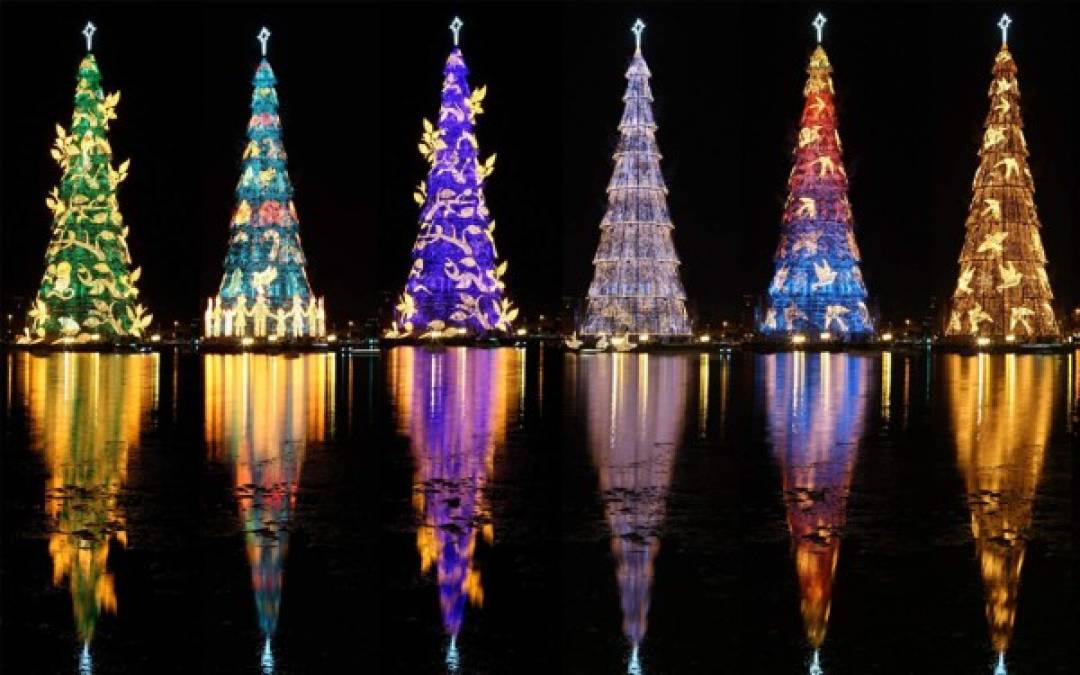 Brasil. Las playas de Ipanema y Copacabana resplandecen durante la Nochebuena con fuegos artificiales. También en Brasil, Papai Noel reparte los regalos en pleno verano y, por ello, viste ropa más ligera de seda.