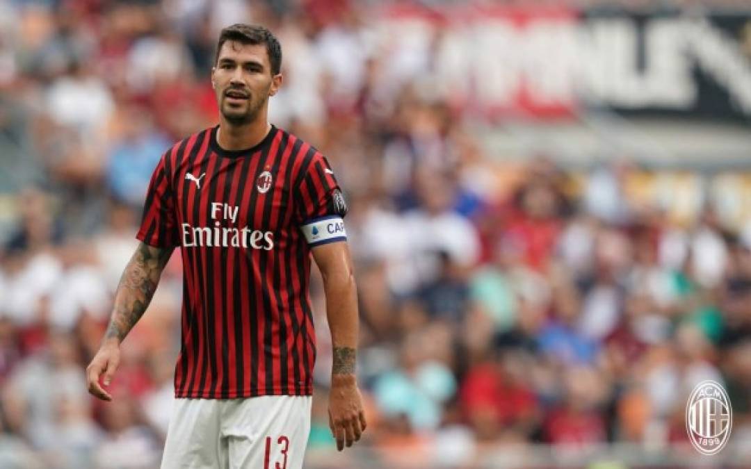 El FC Barcelona está interesado en el zaguero del AC Milan, Alessio Romagnoli. El conjunto blaugrana podría aprovechar las negociaciones de Jean Clair Todibo para llegar a un acuerdo con el cuadro italiano.