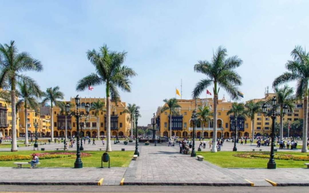 Lima, Perú: Esta ciudad respeta su pasado y logra la armonía perfecta entre la tradición y la arquitectura contemporánea. Recorrer sus calles es admirar sus iglesias, sitios arqueológicos y casonas con balcones que conviven con modernos edificios. En 1991, su Centro Histórico fue declarado Patrimonio Cultural de la Humanidad.<br/><br/>Es la única capital sudamericana con salida al mar. Sus playas son perfectas para los surfistas y en sus malecones, la suave brisa refresca paseos en bicicleta y caminatas. También se puede volar en parapente sobre el Océano Pacífico.