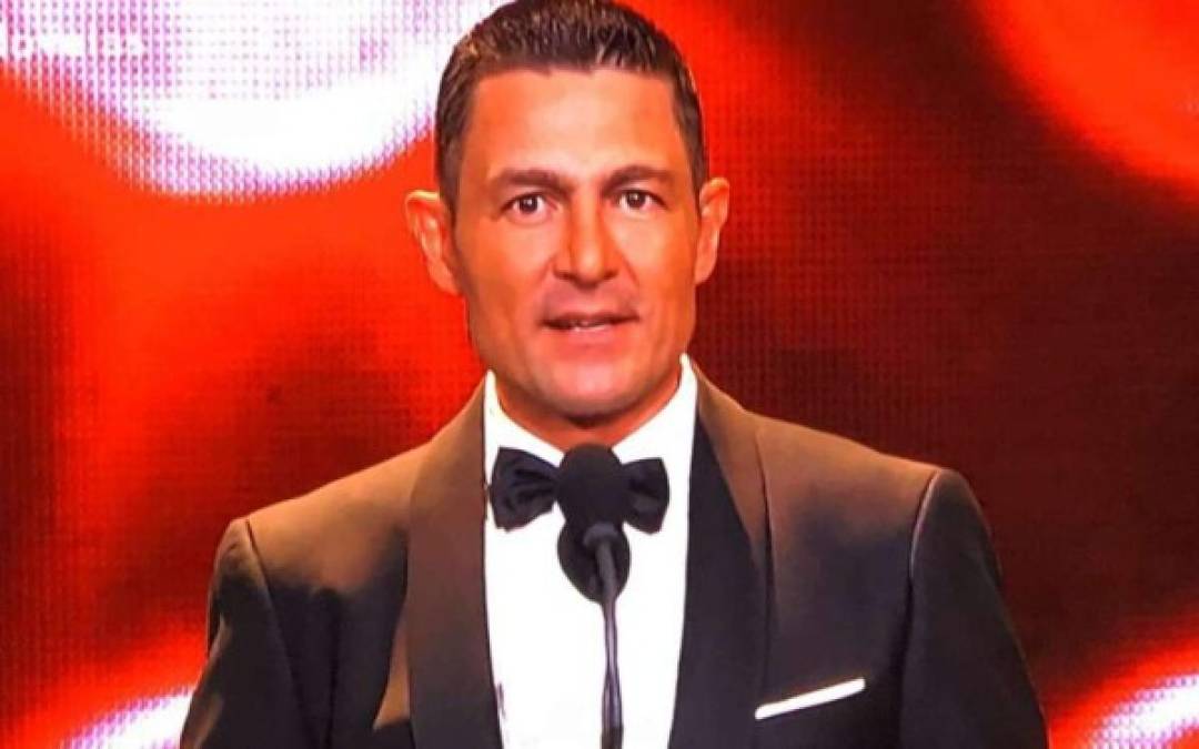 Fernando Colunga reapareció en unos premios a principios del 2018, luciendo este look más maduro.