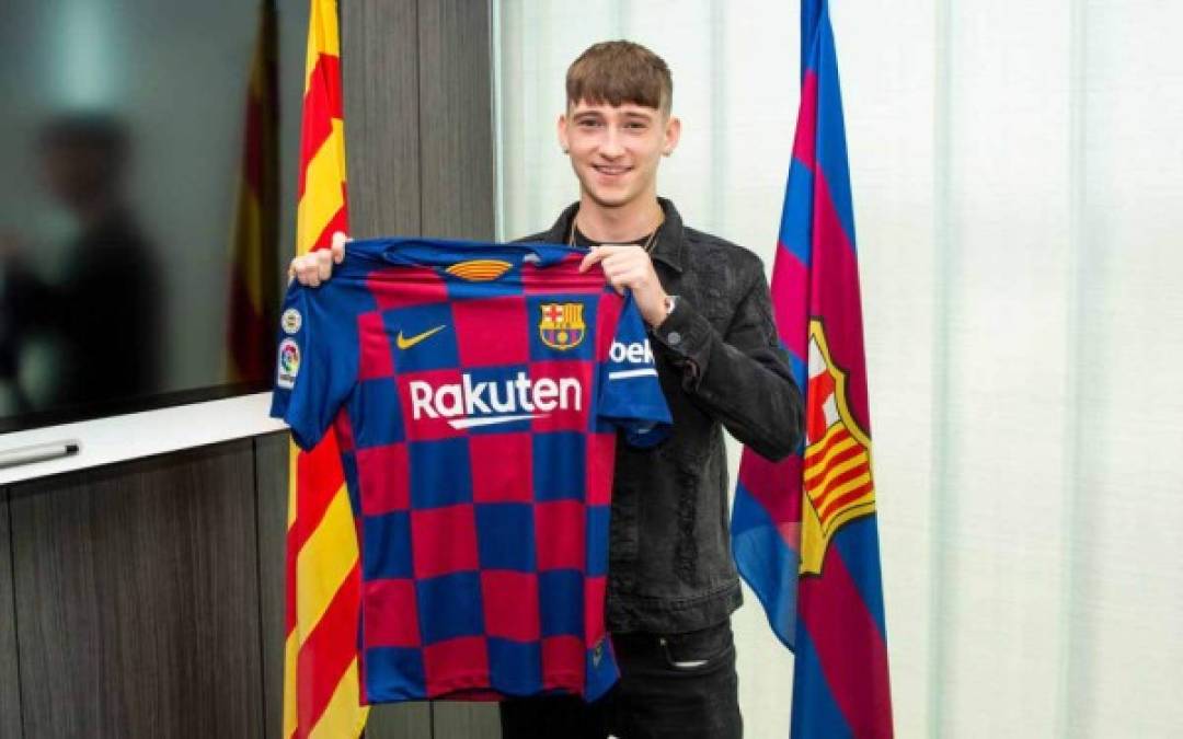 El FC Barcelona ha fichado al delantero inglés Louie Barry de 16 años, llega procedente del West Bromwich Albion . Está considerado como una de las perlas del fútbol inglés con mayor proyección y ha firmado por tres temporadas con el club azulgrana, el PSG lo quería y el cuadro catalán finalmente se lo arrebató.