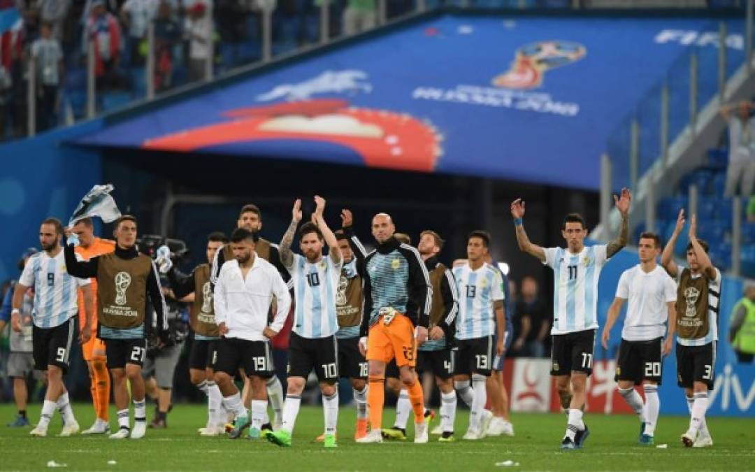 Los jugadores de la selección argentina agradecieron el apoyo a los aficionados. Foto AFP